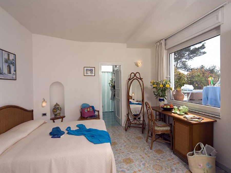 Offerta Luglio Benessere Lastminute Hotel Villa Teresa Forio Piscine Terme Vacanza Spiaggia Tre Stelle