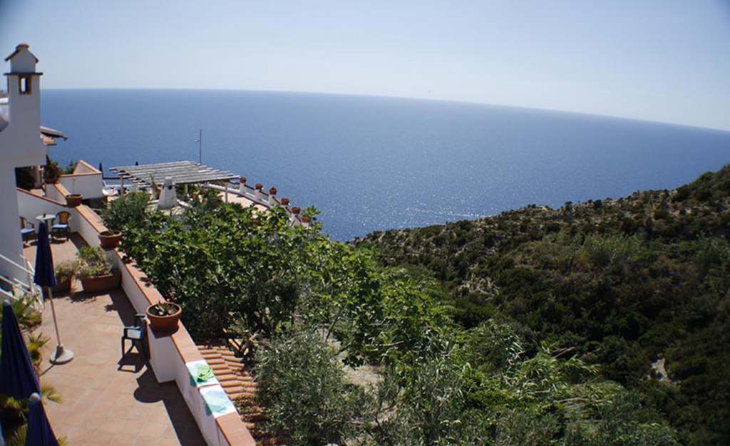 Lastminute Giugno Forio: Offerta Vacanza al Resort Punto Azzurro 3 Stelle con Camera e Colazione a Ischia